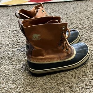Sorel women’s waterproof Brown and Black Snow Boots rain boots size 8 no lining